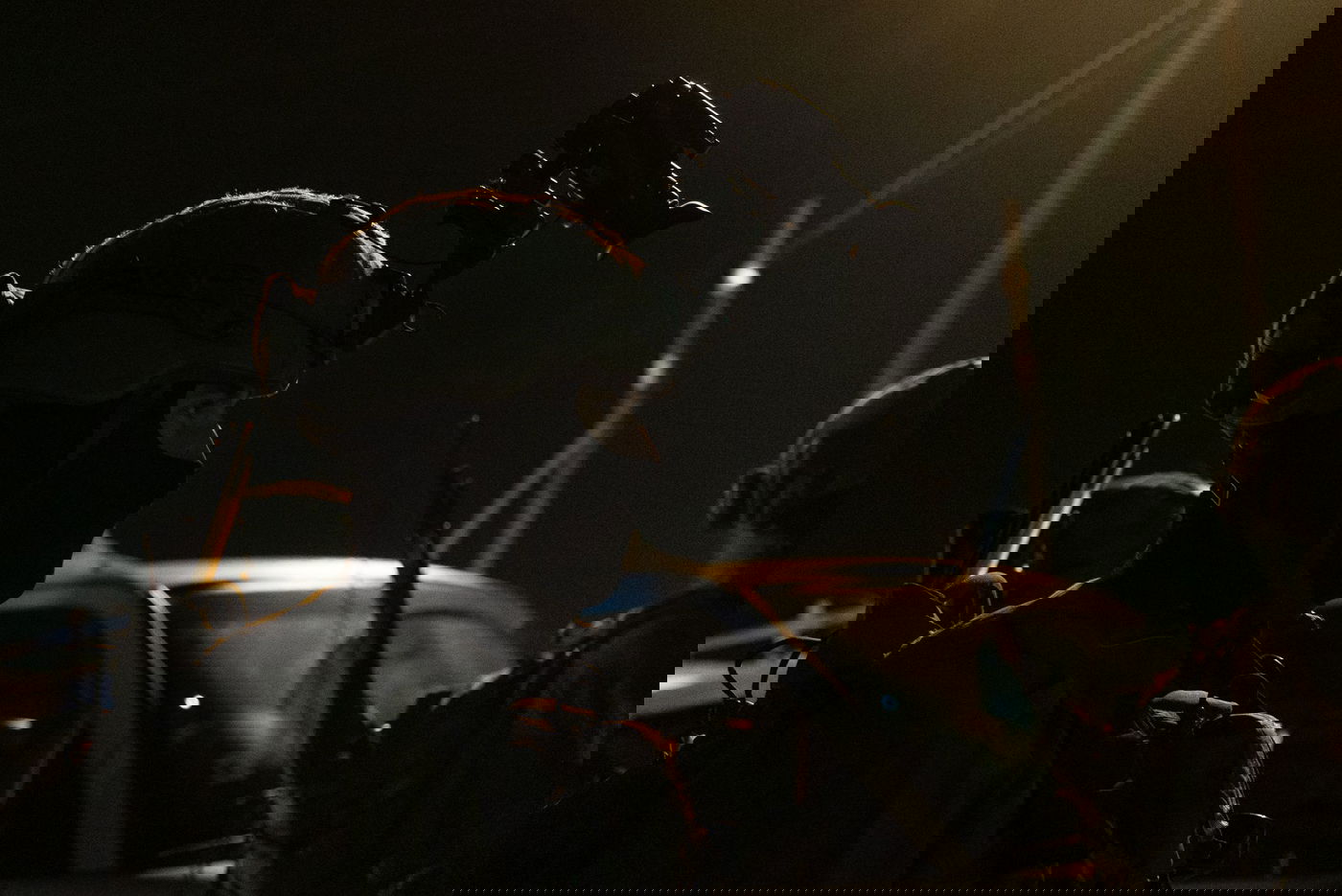 תחת ירי והשלכת מטענים: החיילים עצרו 16 מבוקשים | צפו