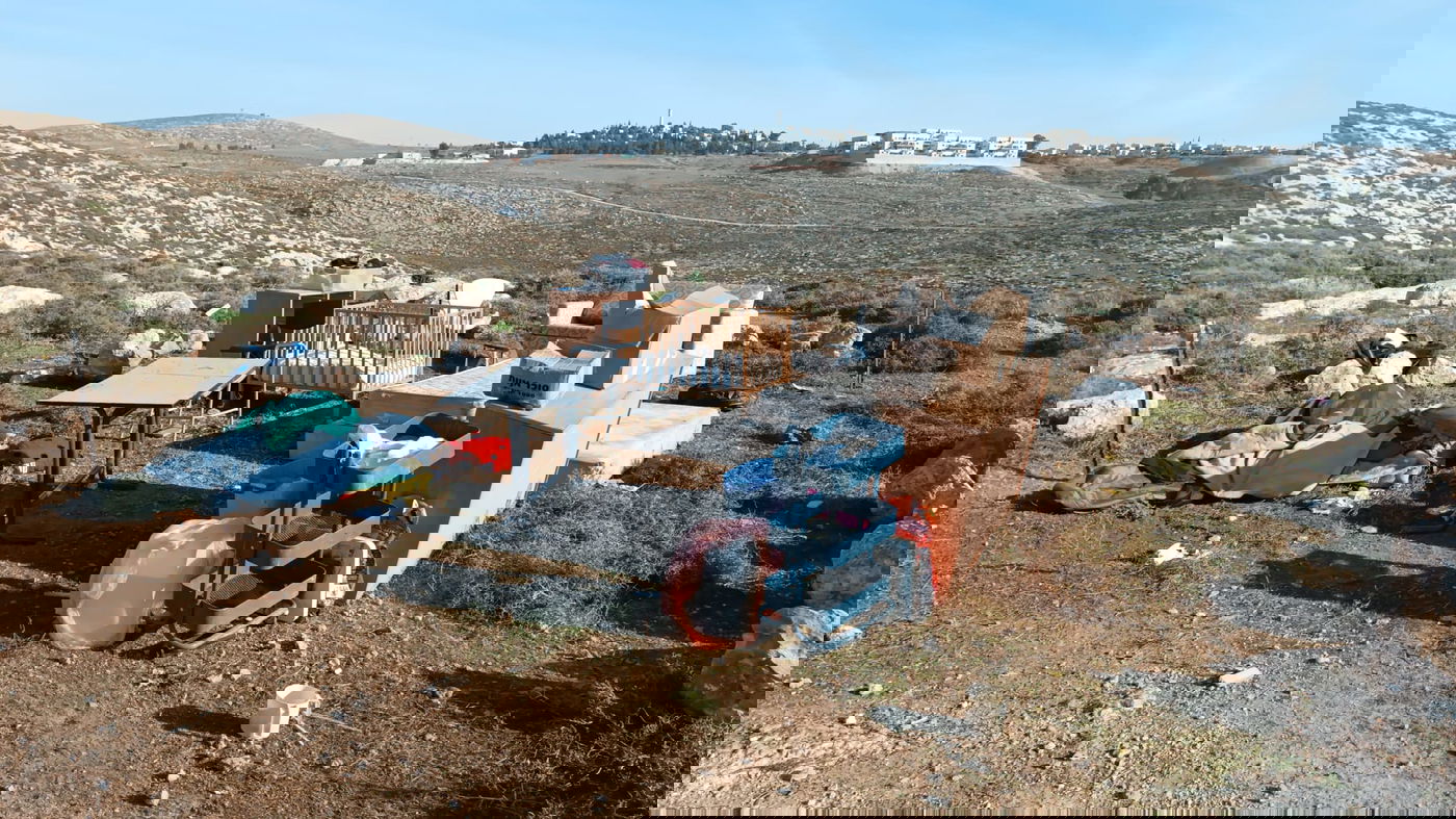 הרהיטים והרכוש האישי של המשפחות מושלכים בחוץ לאחר ההרס