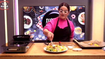 מוסיף המון: סלט אפרסמון צלוי, תפוז, חסה, שברי שקדים ורוטב משגע