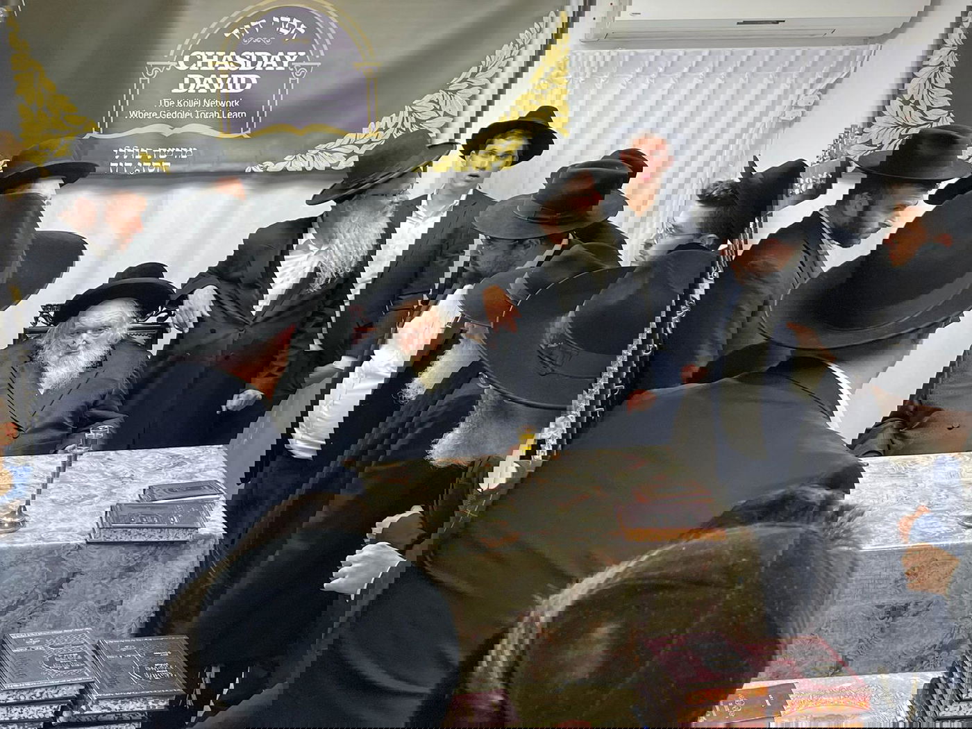 לרגל היארצייט לאמו: הגר"מ שטרנבוך עבר לפני העמוד