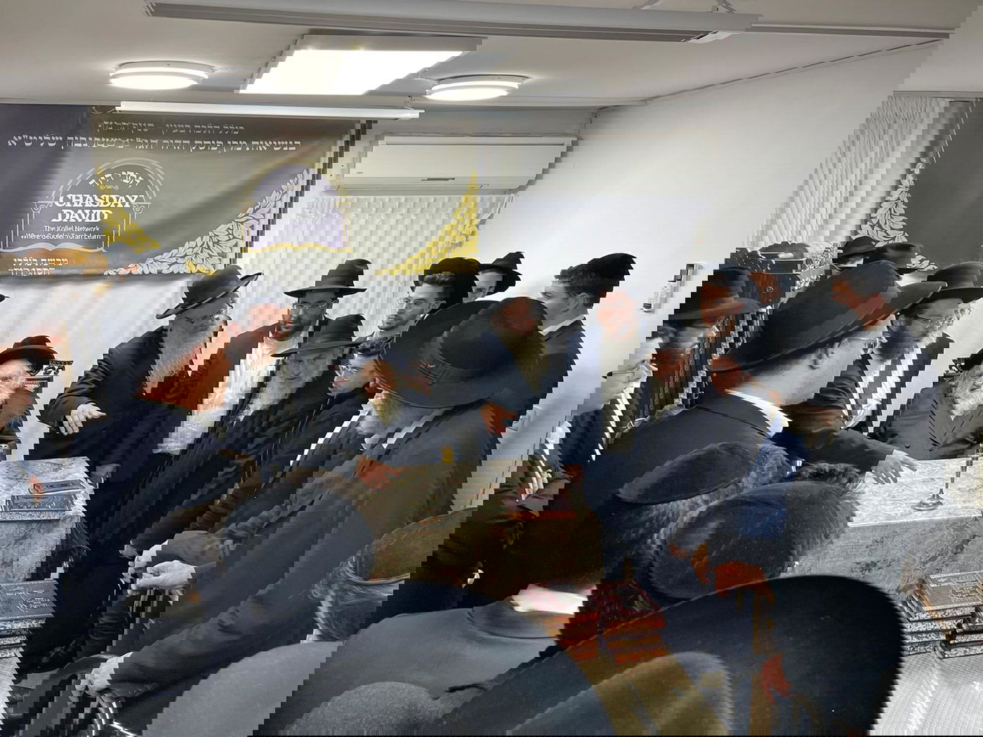 לרגל היארצייט לאמו: הגר"מ שטרנבוך עבר לפני העמוד