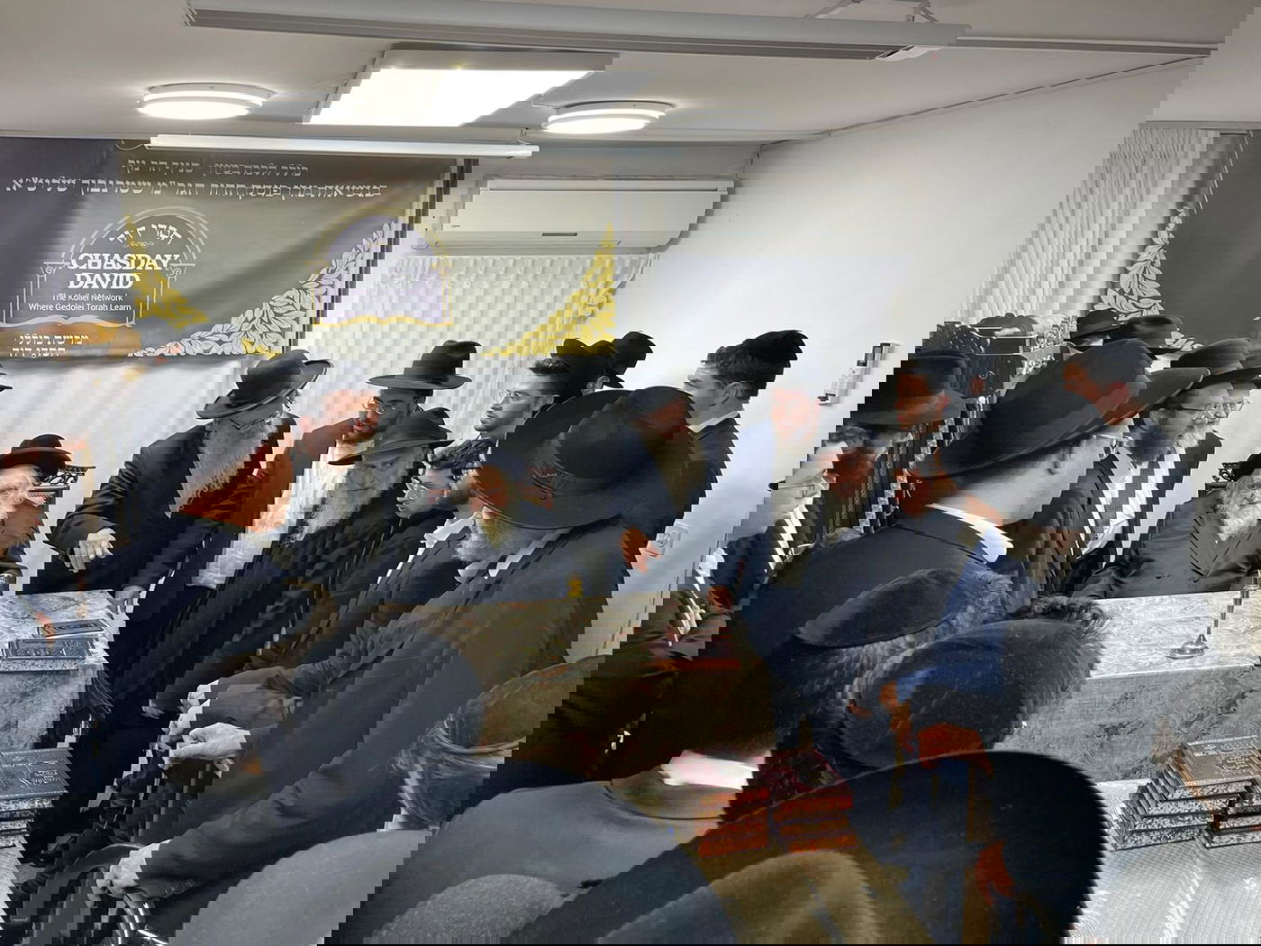 לרגל היארצייט לאמו: הגר"מ שטרנבוך עבר לפני העמוד