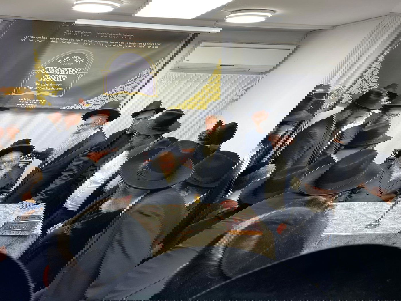 לרגל היארצייט לאמו: הגר"מ שטרנבוך עבר לפני העמוד