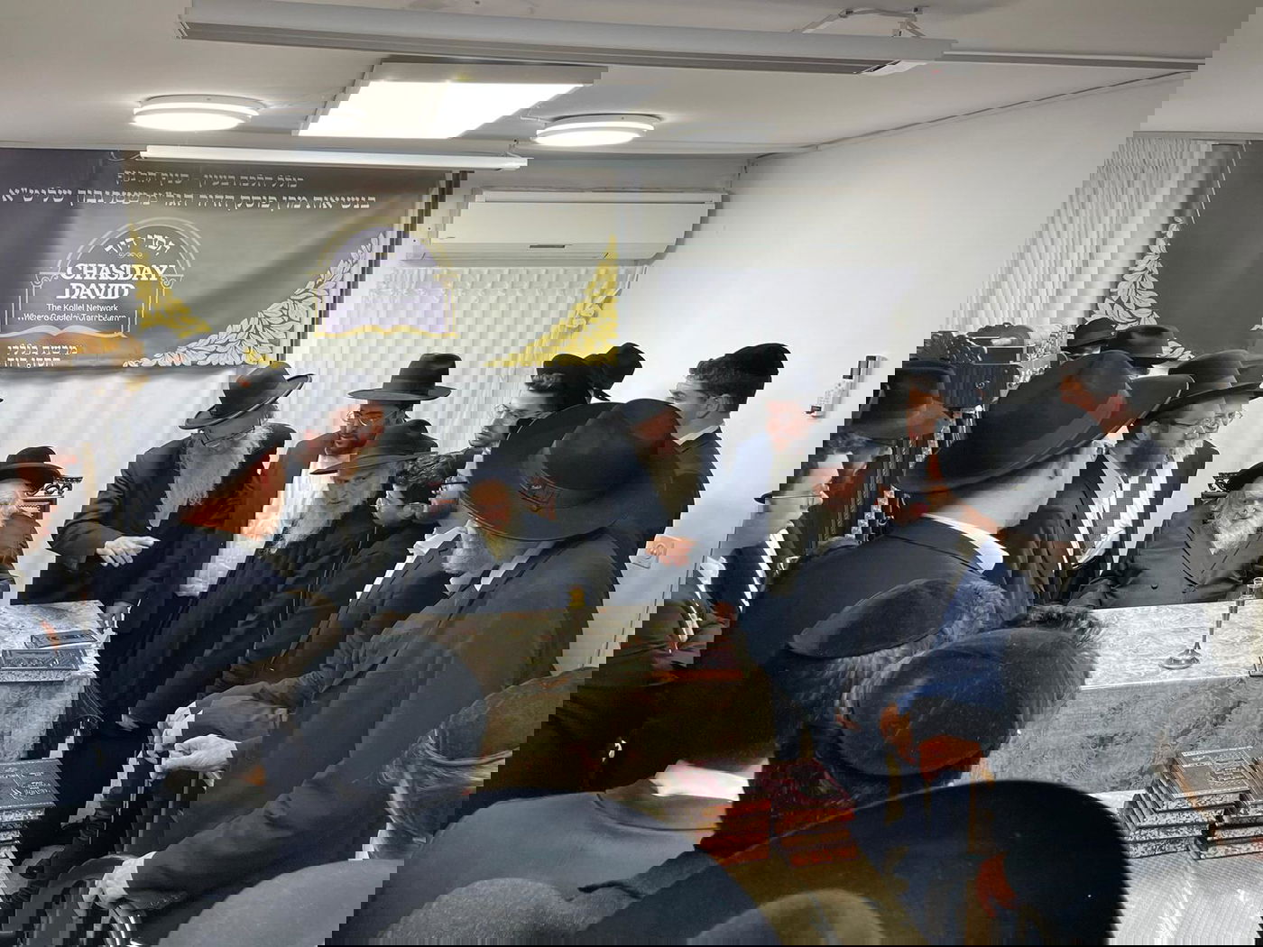 לרגל היארצייט לאמו: הגר"מ שטרנבוך עבר לפני העמוד