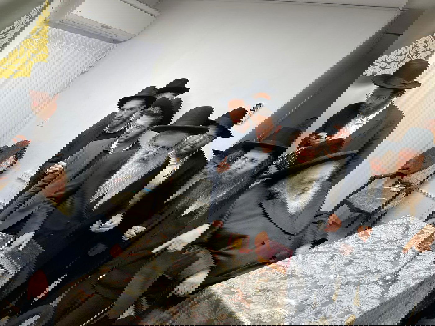 לרגל היארצייט לאמו: הגר"מ שטרנבוך עבר לפני העמוד