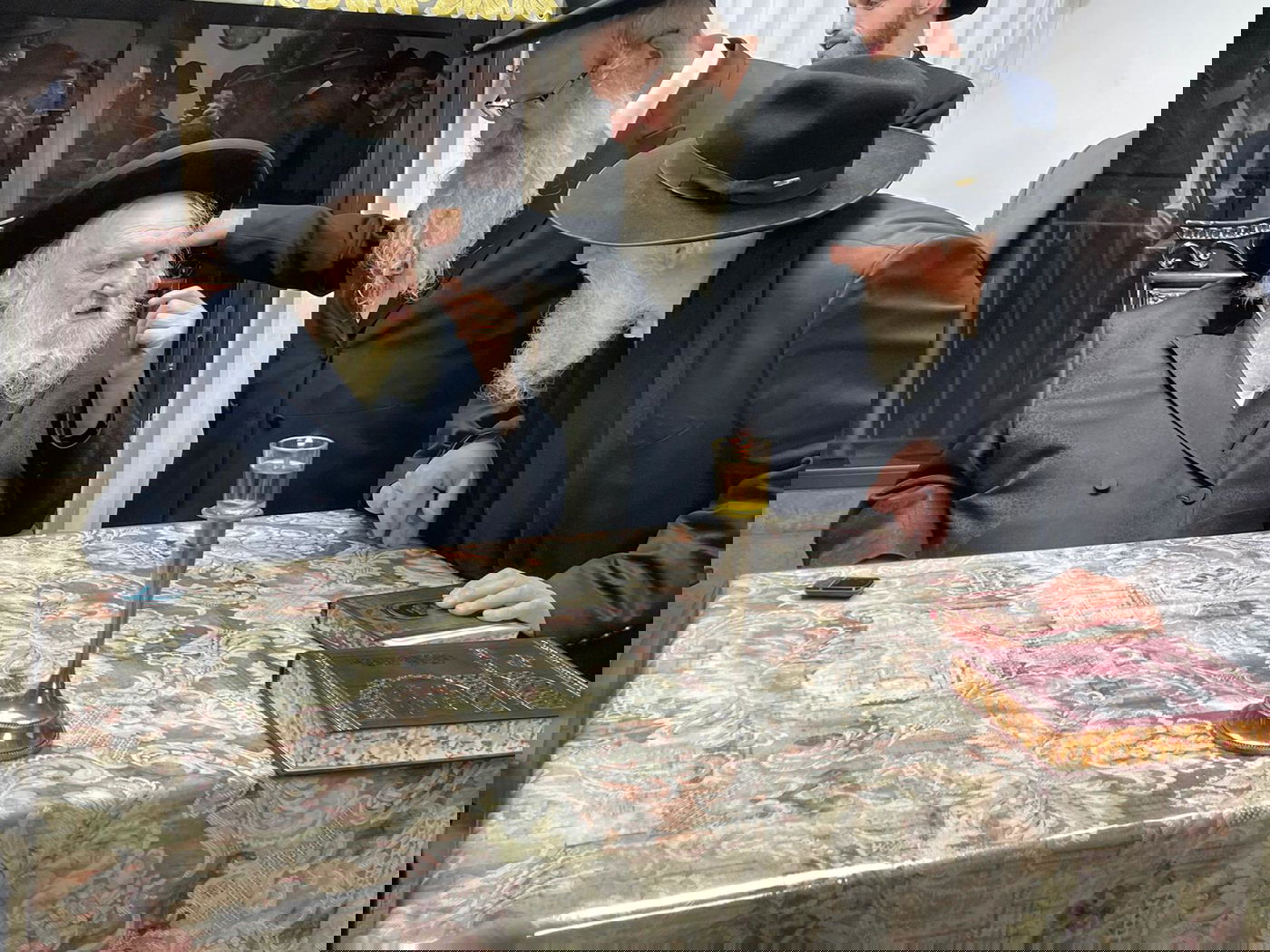 לרגל היארצייט לאמו: הגר"מ שטרנבוך עבר לפני העמוד