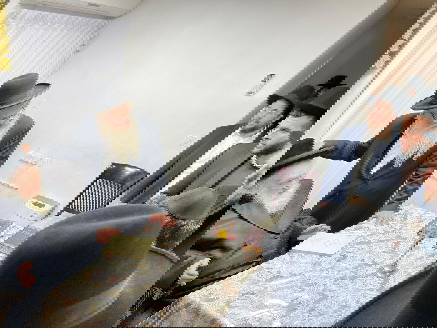 לרגל היארצייט לאמו: הגר"מ שטרנבוך עבר לפני העמוד