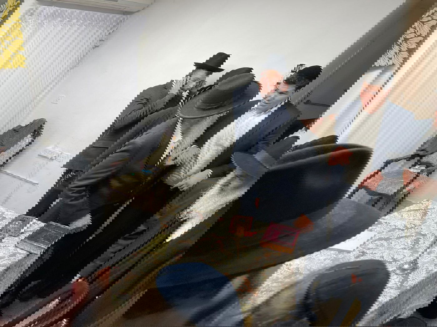 לרגל היארצייט לאמו: הגר"מ שטרנבוך עבר לפני העמוד