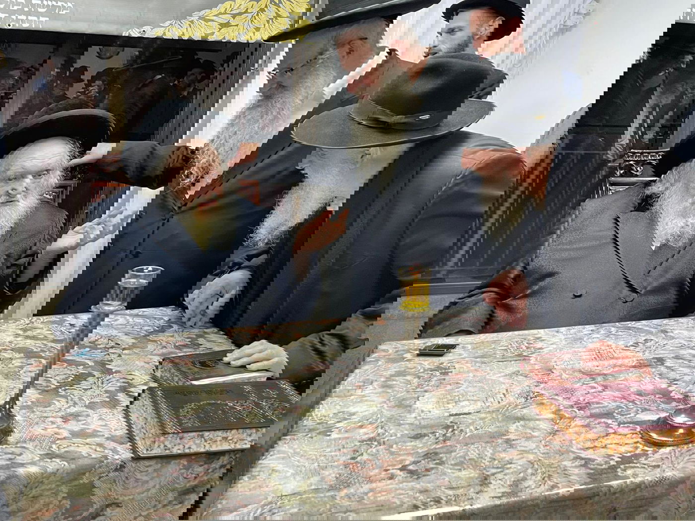 לרגל היארצייט לאמו: הגר"מ שטרנבוך עבר לפני העמוד