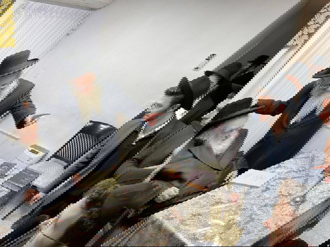 לרגל היארצייט לאמו: הגר"מ שטרנבוך עבר לפני העמוד