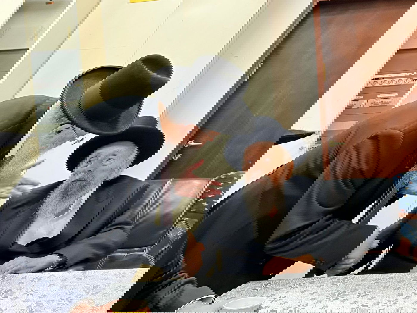 הגר"ש בעדני זצ"ל עם חבר המועצת הגר"ד יוסף בישיבת המועצת האחרונה