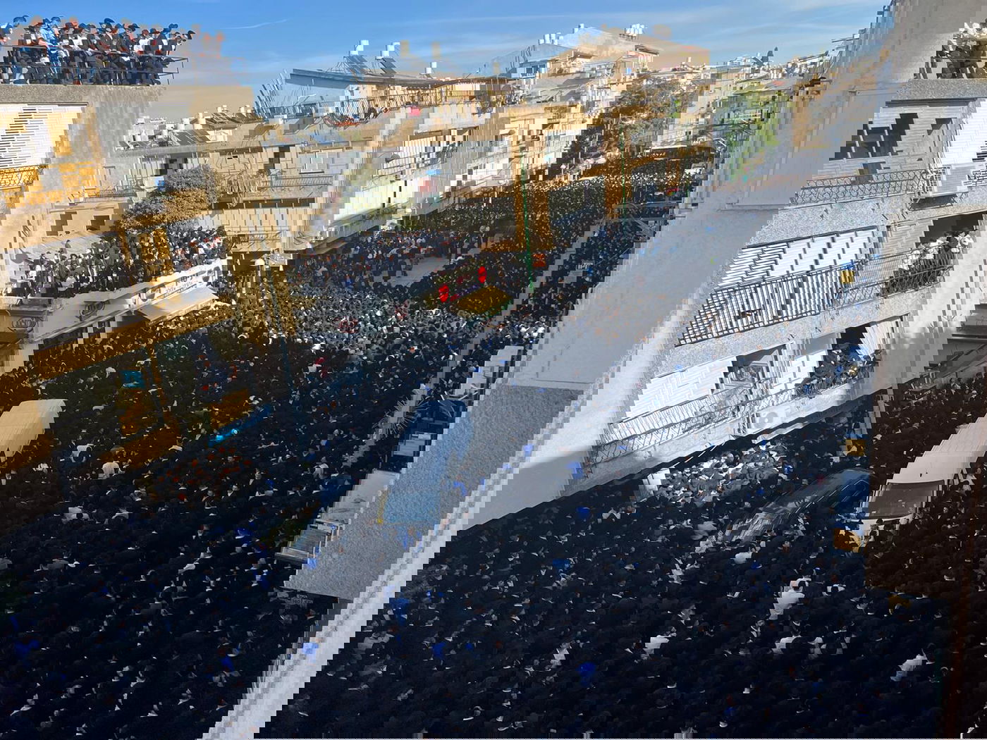 רחובות בני ברק הופכים שחור: הלוויית זקן מועצת החכמים