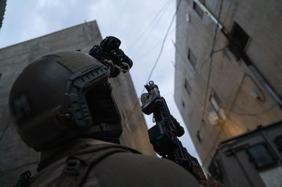 תחת מטענים ואבנים: כוחות צה"ל עצרו 16 מבוקשים | תיעוד