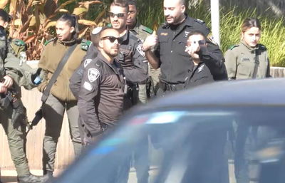 השוטרים בלוויה