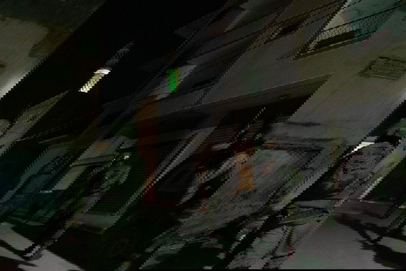 תחת מטענים ואבנים: כוחות צה"ל עצרו 16 מבוקשים | תיעוד