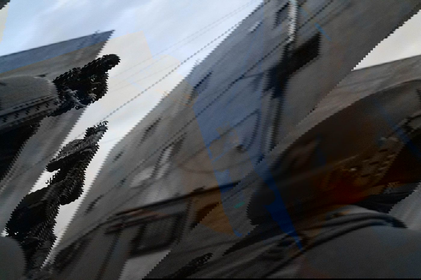 תחת מטענים ואבנים: כוחות צה"ל עצרו 16 מבוקשים | תיעוד