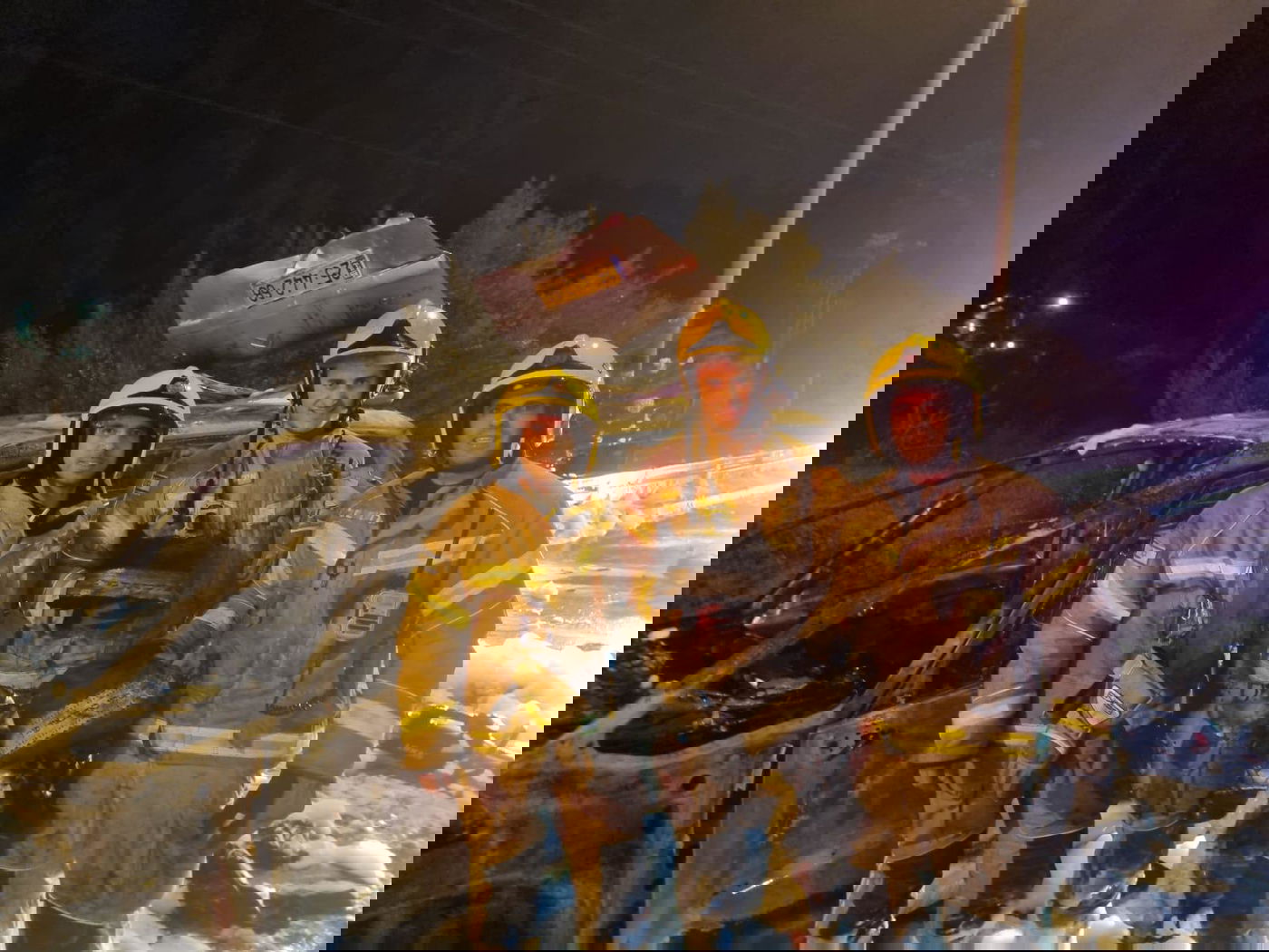 הכבאים נאבקו בלהבות והצילו את התפילין מהרכב הבוער