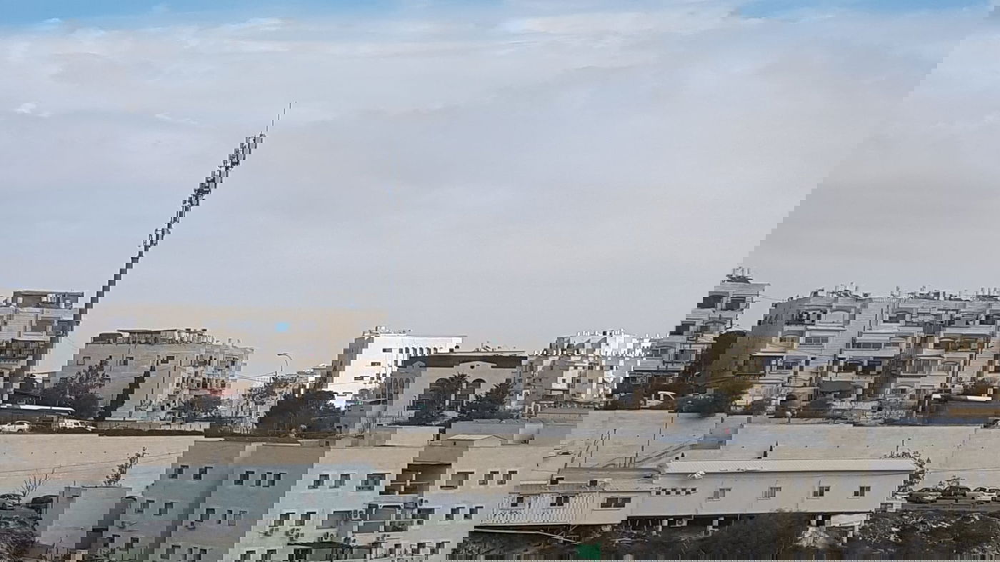 האנטנה החדשה כפי שנשקפת מהשכונה הסמוכה