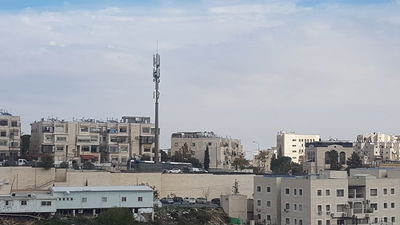 האנטנה החדשה כפי שנשקפת מהשכונה הסמוכה