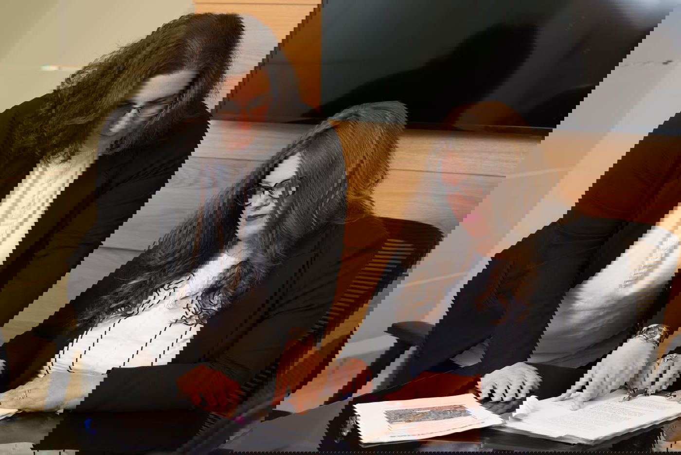 יחד עם עו"ד סלומונס בעבודה במשרד