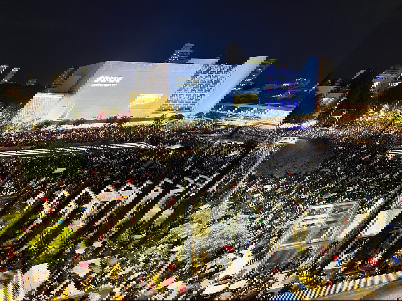 עימותים בין מפגינים למשטרה בסיום המחאה בתל אביב • שר האוצר סמוטריץ': "העם איתנו"