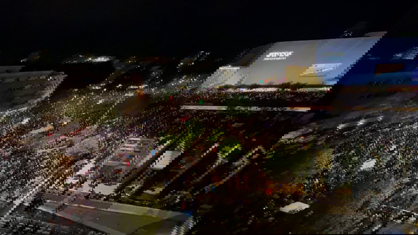 ההמונים בהפגנה