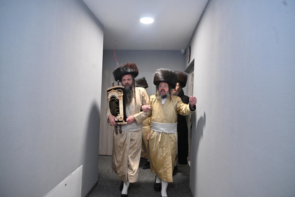 הכנסת ספר תורה בדינוב שבפולין ליד ציון ה'בני יששכר'