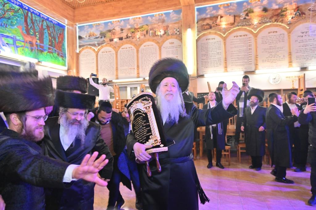 הכנסת ספר תורה בדינוב שבפולין ליד ציון ה'בני יששכר'