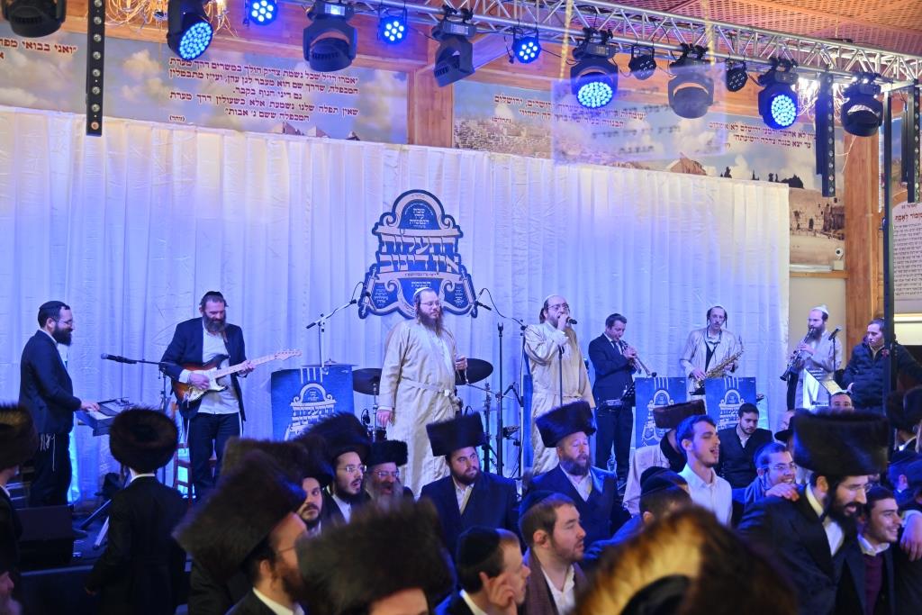 הכנסת ספר תורה בדינוב שבפולין ליד ציון ה'בני יששכר'