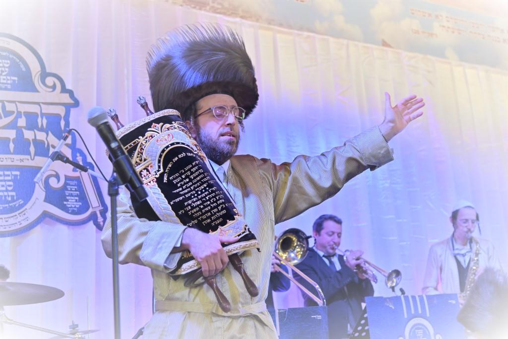 הכנסת ספר תורה בדינוב שבפולין ליד ציון ה'בני יששכר'