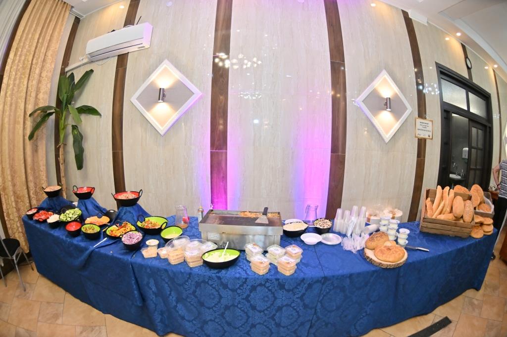 הכנסת ספר תורה בדינוב שבפולין ליד ציון ה'בני יששכר'