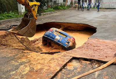 רכב שנפל לבועלן בהוד השרון