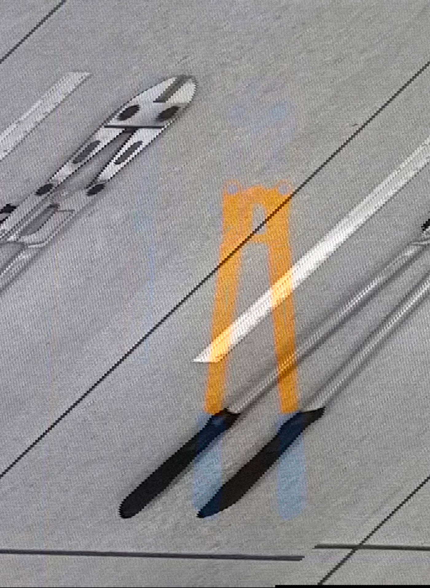 כלי פרצה שנמצאו ברשות אחד החשודים