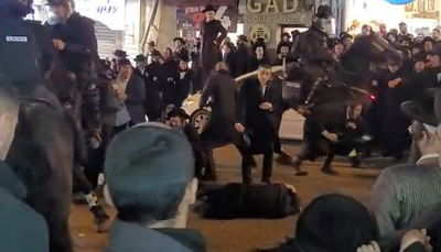 מפגין שנדרס ע"י פרשים כעת בהפגנה מול ענק הסלולר