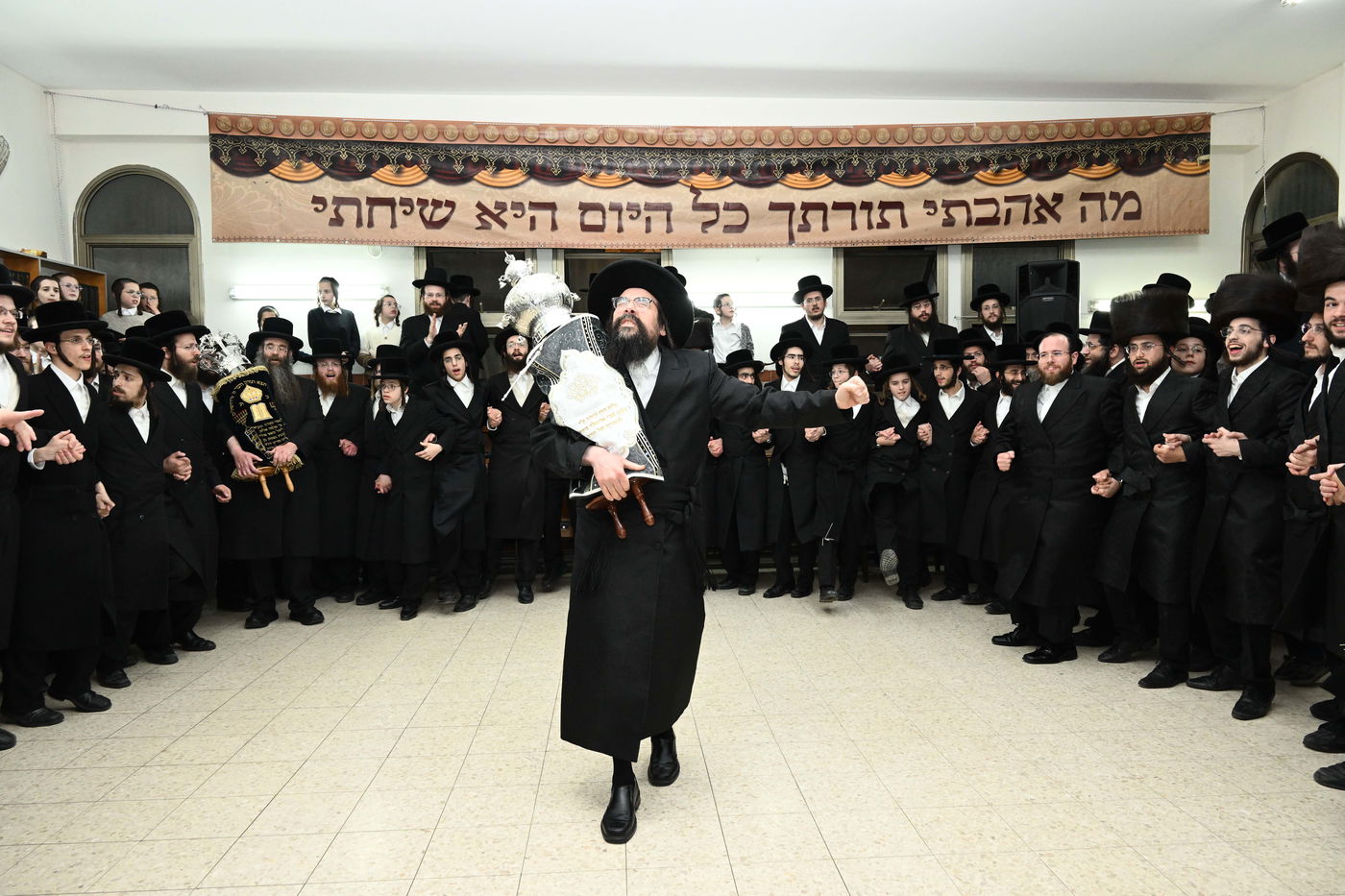 בצאנז בבני ברק חגגו הכנסת ספר תורה חדש