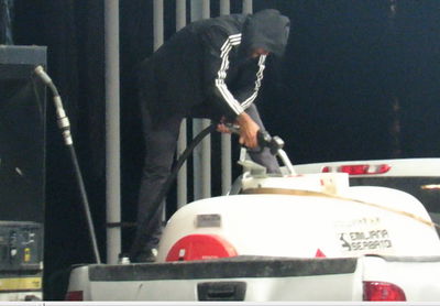 אחד מחברי החוליה מתדלק בכרטיס הגנוב