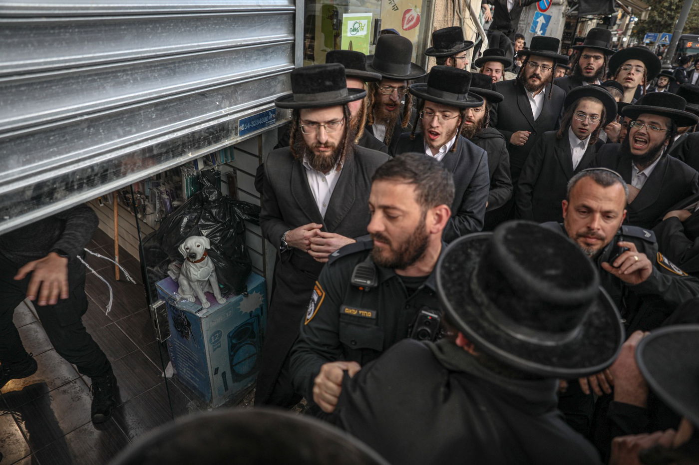 חסידי קהילת 'תפארת ירושלים' הפגינו ליד חנות הסלולר