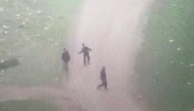 יידוי אבנים על ידי החשודים לעבר כלי רכב חולפים ומעצר החשודים