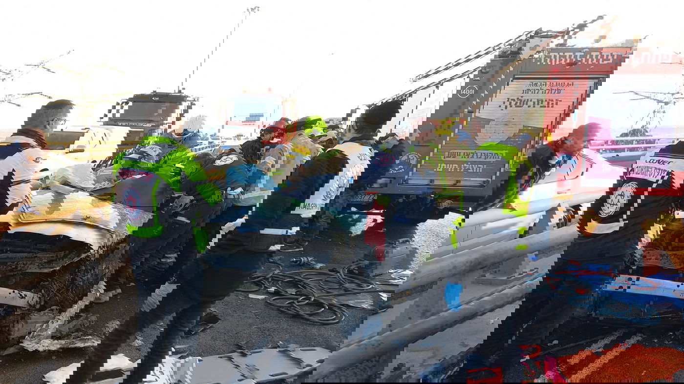 פורצים נמלטו ממחסום והתנגשו ברכב; שניים במצב קשה