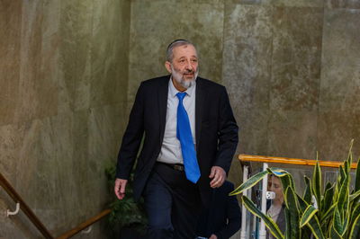 אריה דרעי בדרכו לישיבת הממשלה