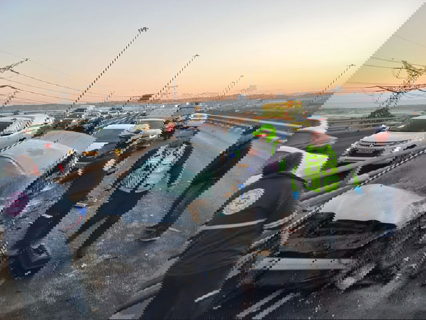 פורצים נמלטו ממחסום והתנגשו ברכב; שניים במצב קשה