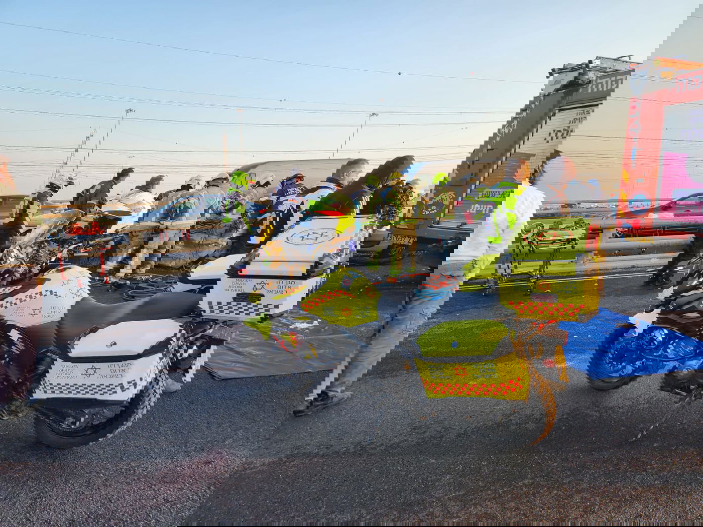 פורצים נמלטו ממחסום והתנגשו ברכב; שניים במצב קשה