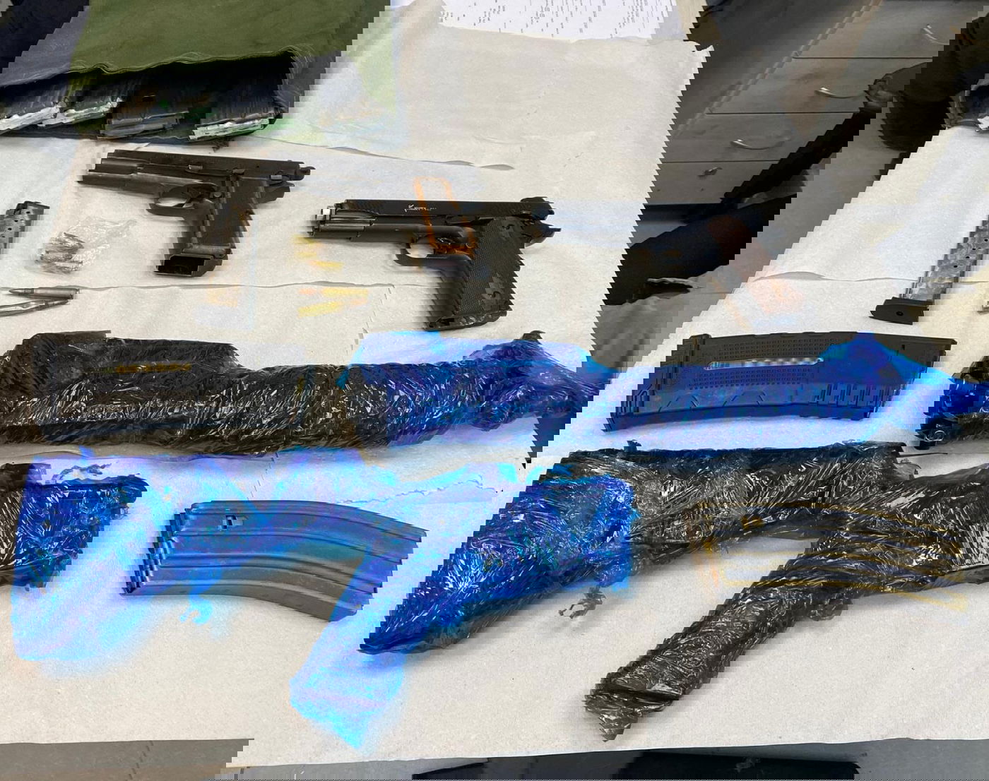 השוטרים תפסו רובה, אקדחים, רימונים ותחמושת; 5 נעצרו