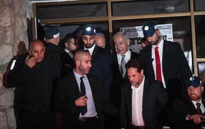 נתניהו ביציאה מביתו של דרעי, היום