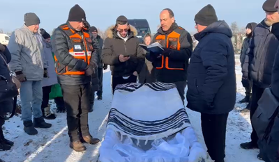 אומרים קדיש בבית הקברות