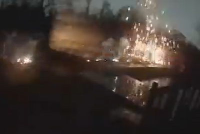 מרהיב: החשמל מפגיעת הברק עבר על גדר האלומיניום