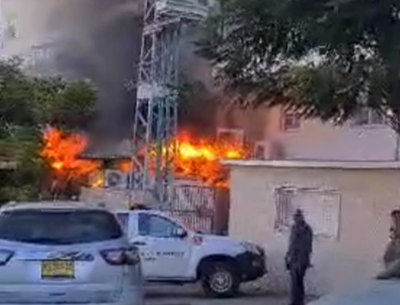 שריפה פרצה בבית כנסת; אישה חולצה מבניין סמוך