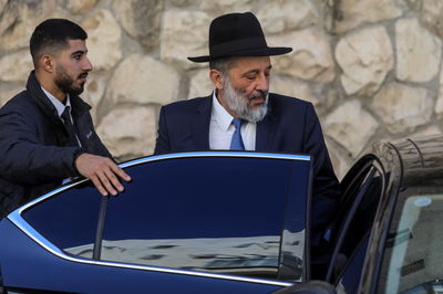 אריה דרעי יוצא מביתו ביום חמישי האחרון