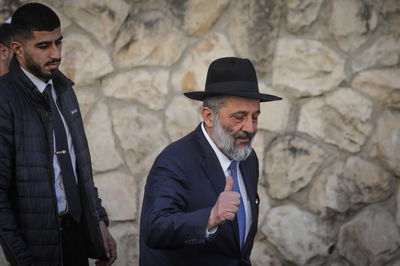 אריה דרעי מחוץ לביתו, בסוף השבוע