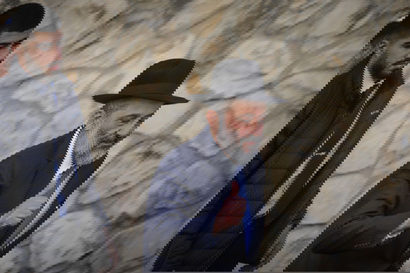 אריה דרעי מחוץ לביתו, בסוף השבוע